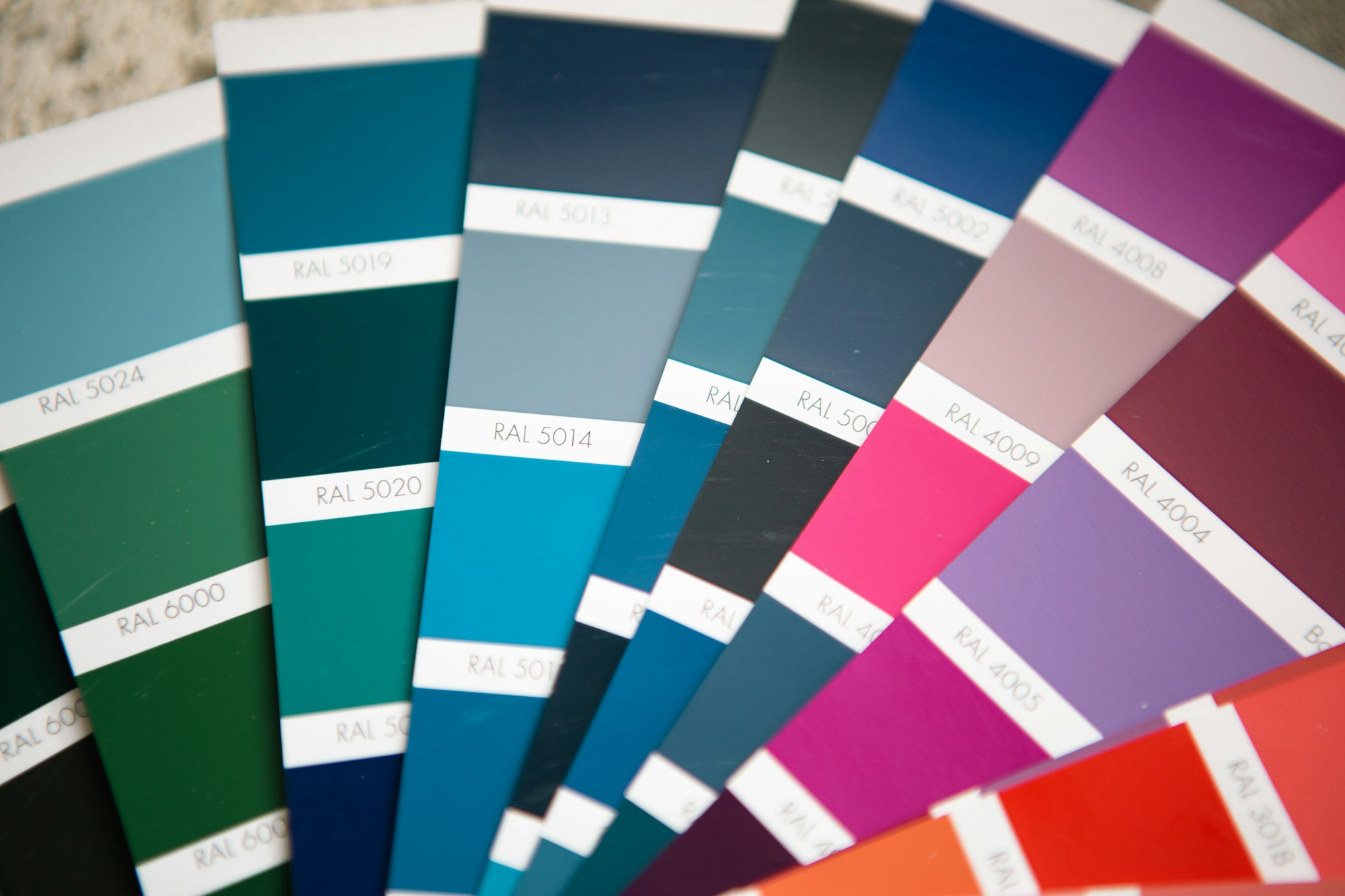 selection-of-the-paint-color-for-decorative-home-repairs-to-the-palette-with-layouts-1